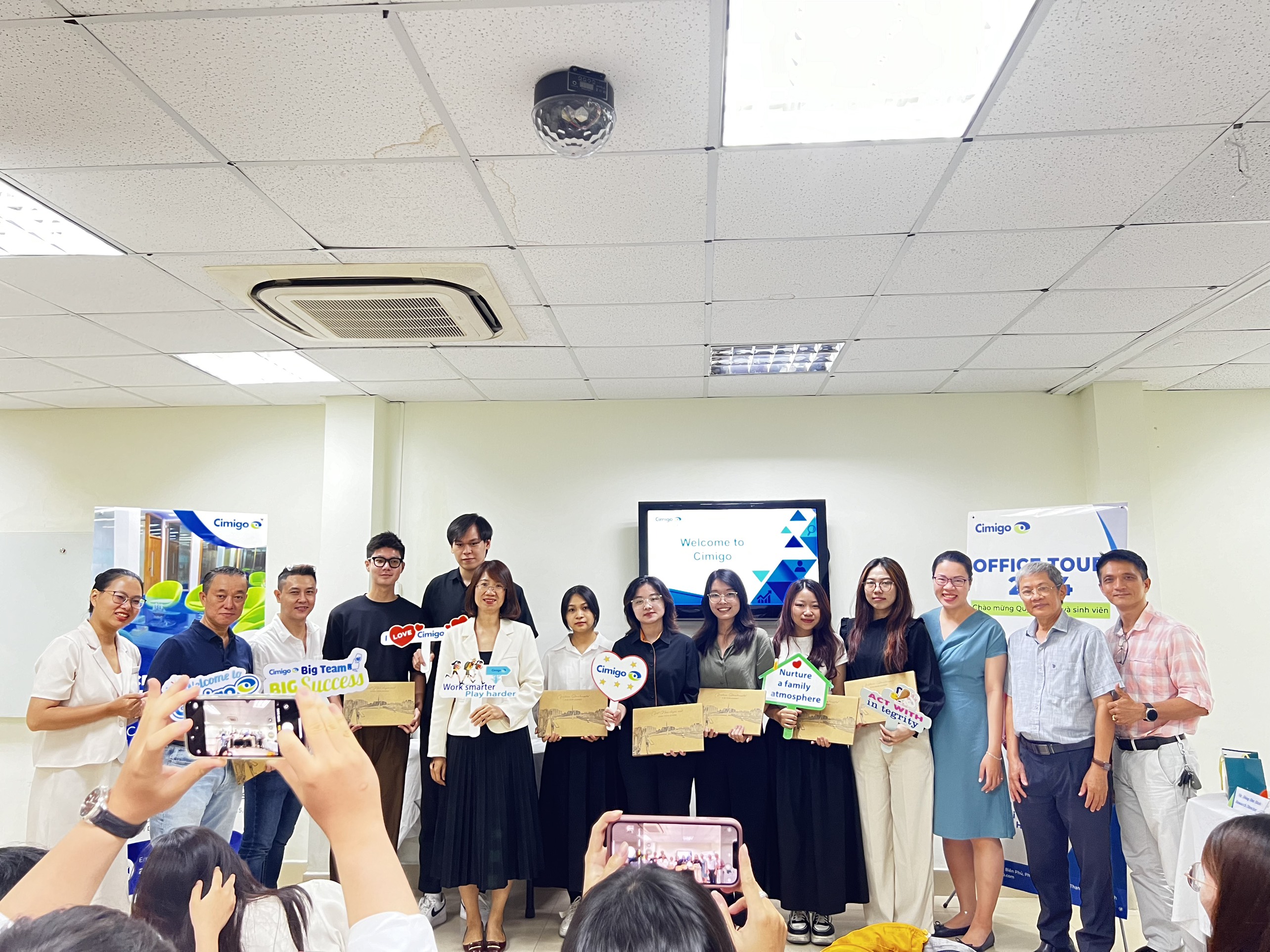 Khoa Toán - Thống kê (UEH - CTD) đưa sinh viên tham quan công ty nghiên cứu thị trường Cimigo Việt Nam